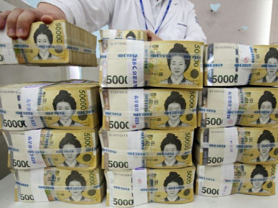 은행 직원이 5만원권 지폐를 정리하고 있다. 연합뉴스